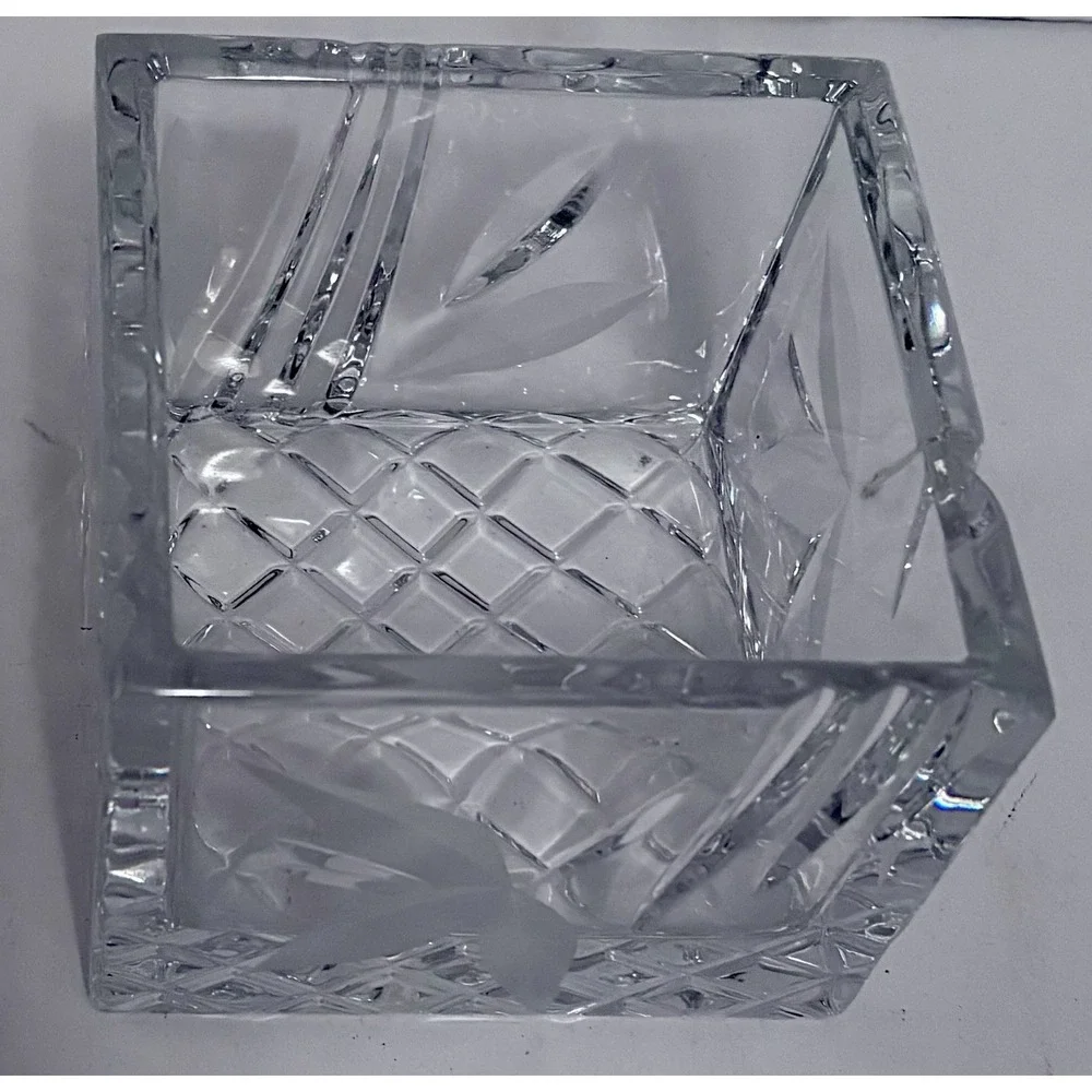Mikasa Crystal Square 4x4x4 Trinket Box Crisscross‎ bottom Leaves